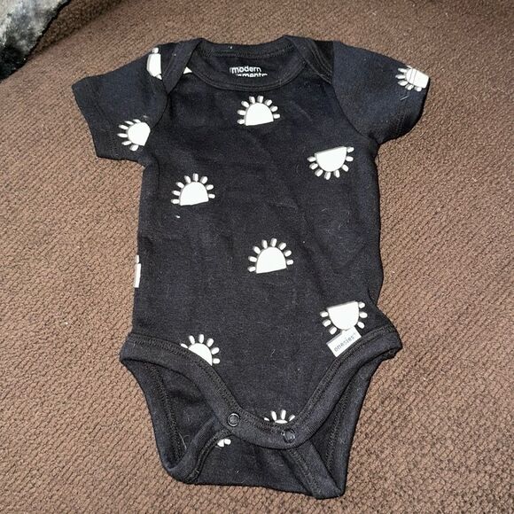 Gerber Modern Moments Baby Romper Size Newborn One-Piece Bodysuit Outfit - Picture 1 of 3